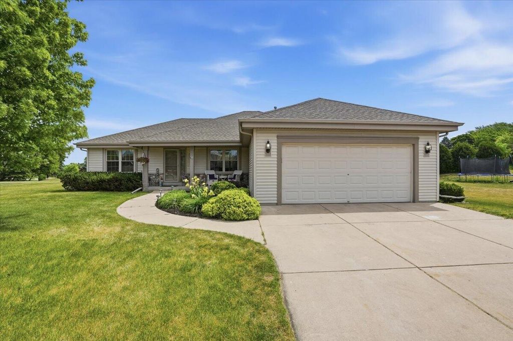 611 Woodland CIRCLE, Waterford, WI 53185