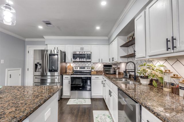 605 S Remington Drive, Angleton, TX 77515