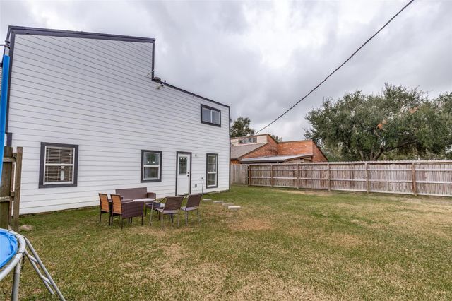 605 S Remington Drive, Angleton, TX 77515