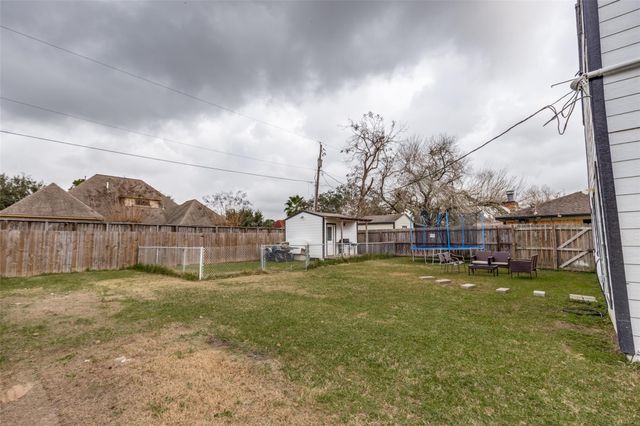 605 S Remington Drive, Angleton, TX 77515