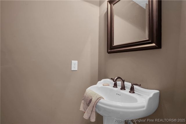 2825 Sand Trap Lane, Hope Mills, NC 28348