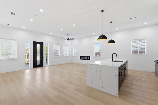 324 N Patton Avenue, Dallas, TX 75203