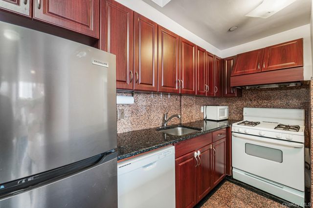 4105 College Point Boulevard 5C, Flushing, NY 11355