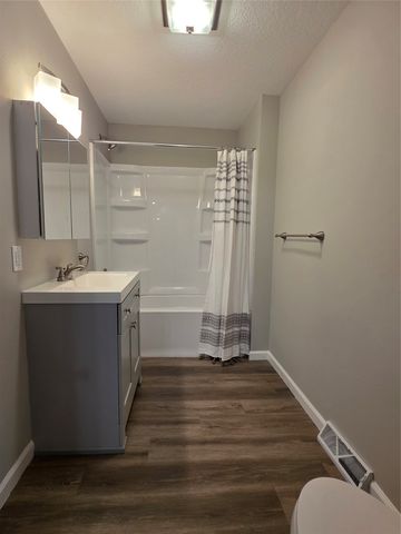 1215 Douglas Avenue, Des Moines, IA 50313