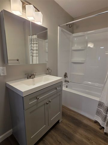 1215 Douglas Avenue, Des Moines, IA 50313