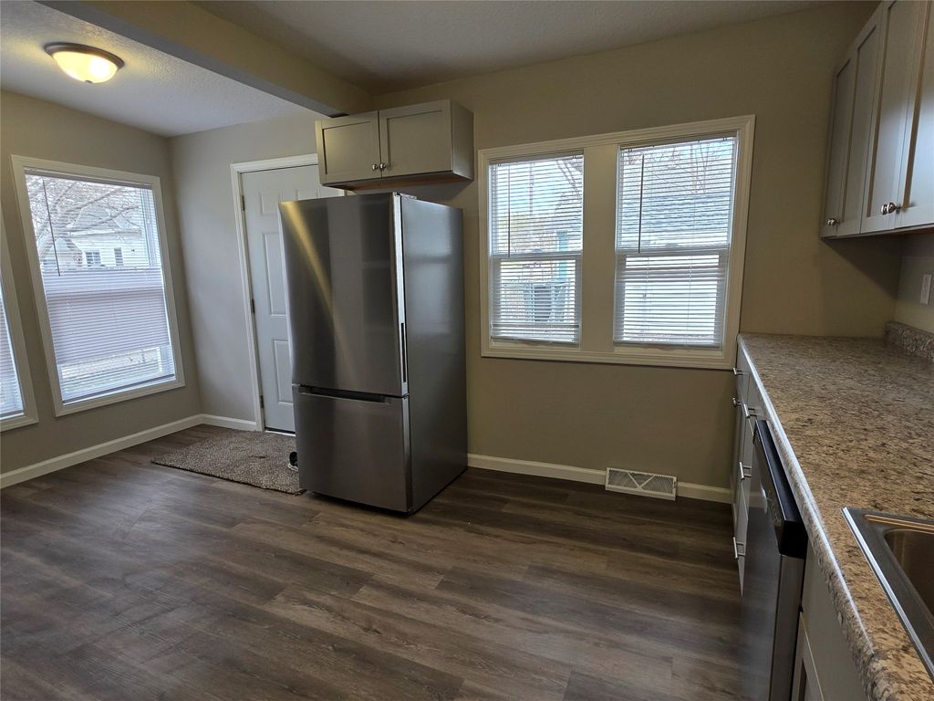 1215 Douglas Avenue, Des Moines, IA 50313