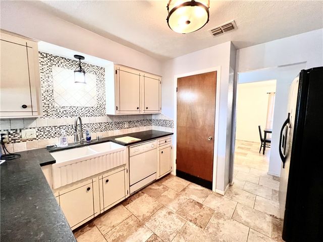 1518 W Waterview St, Portland, TX 78374