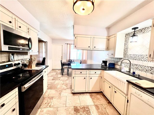 1518 W Waterview St, Portland, TX 78374