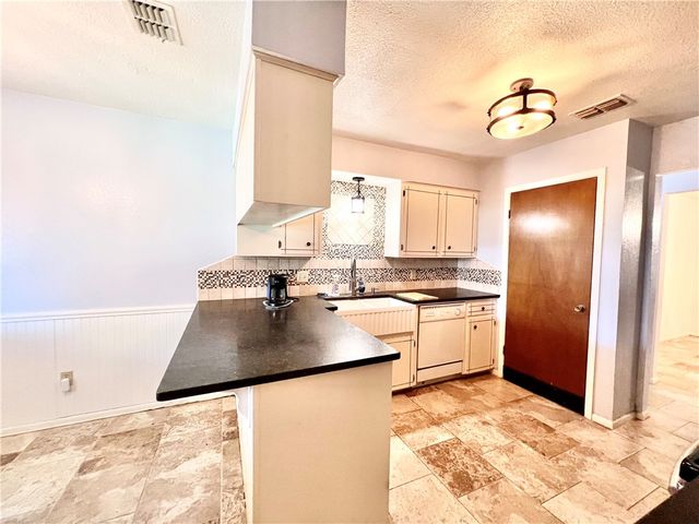 1518 W Waterview St, Portland, TX 78374