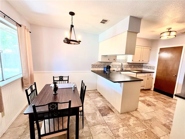 1518 W Waterview St, Portland, TX 78374