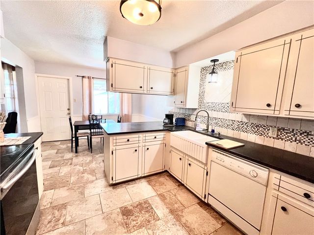 1518 W Waterview St, Portland, TX 78374