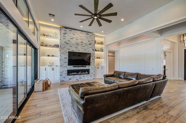 2896 E ARROWHEAD Trail, Gilbert, AZ 85297