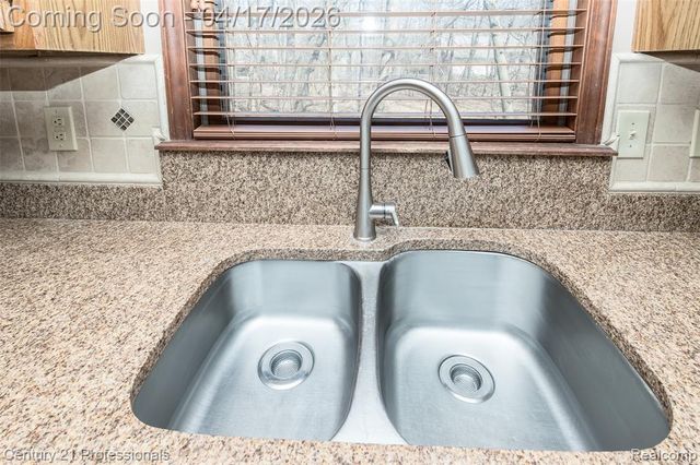 624 Highland Drive, Oxford, MI 48371