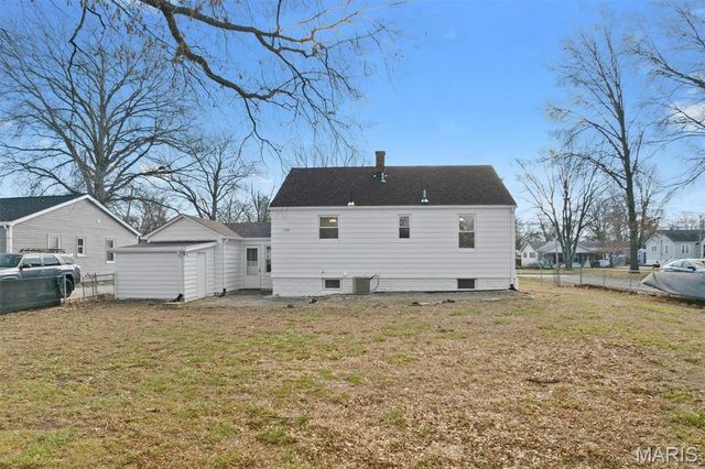 2105 E B Street, Belleville, IL 62221