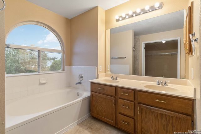 5207 WOOD GLEN DR, San Antonio, TX 78244