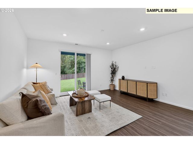 1566 N YOUNG St, Lafayette, OR 97127