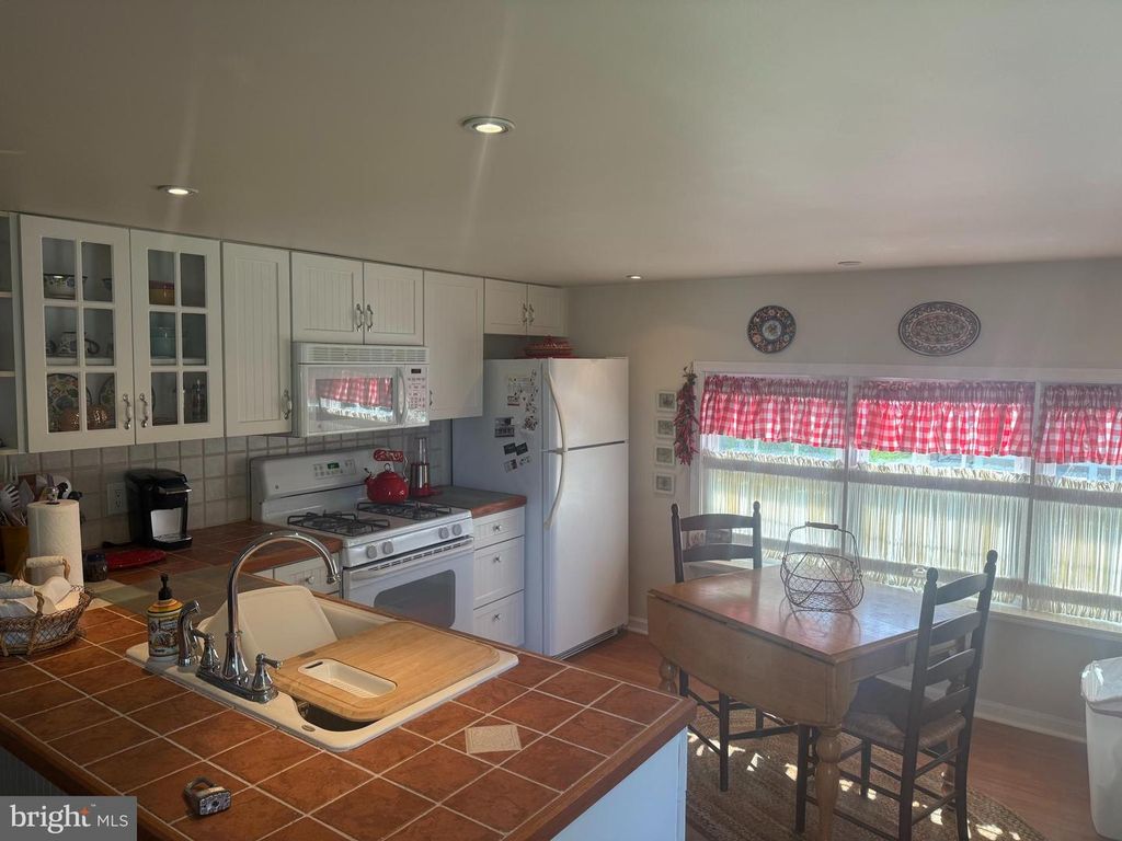 2 CEDAR ST, Earleville, MD 21919
