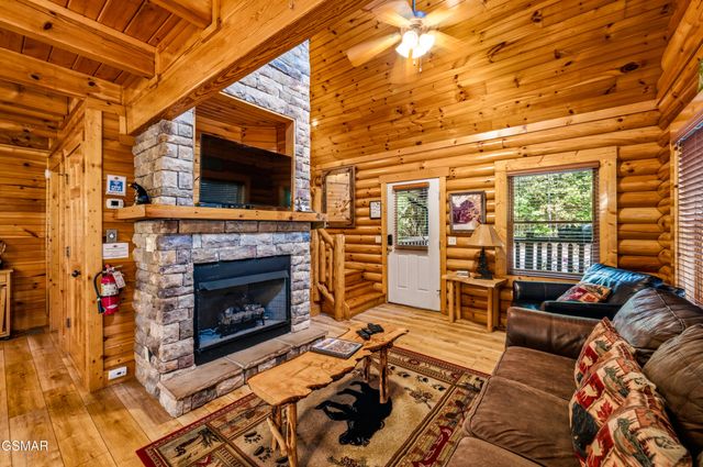 1857 Elk Springs Way, Gatlinburg, TN 37738