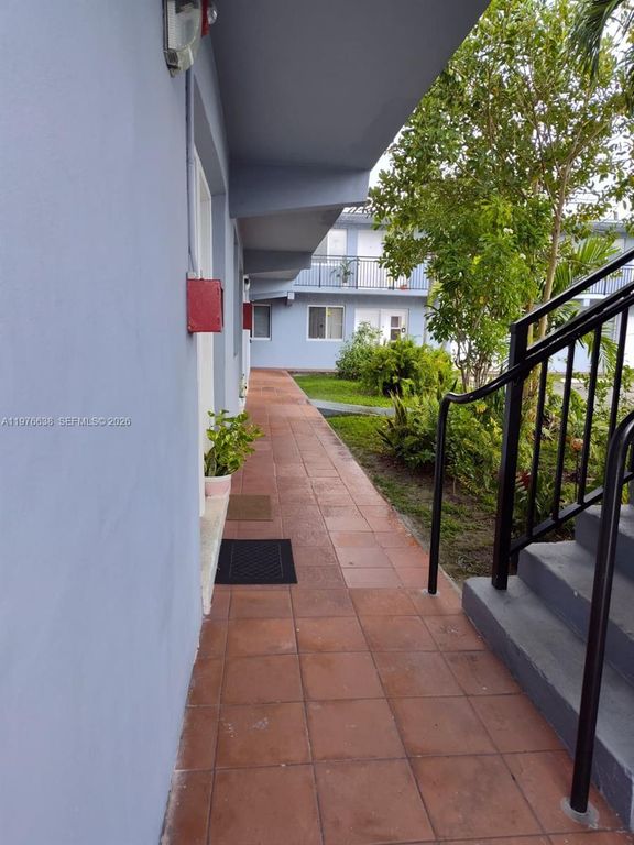 655 Eldron Dr 31, Miami Springs, FL 33166