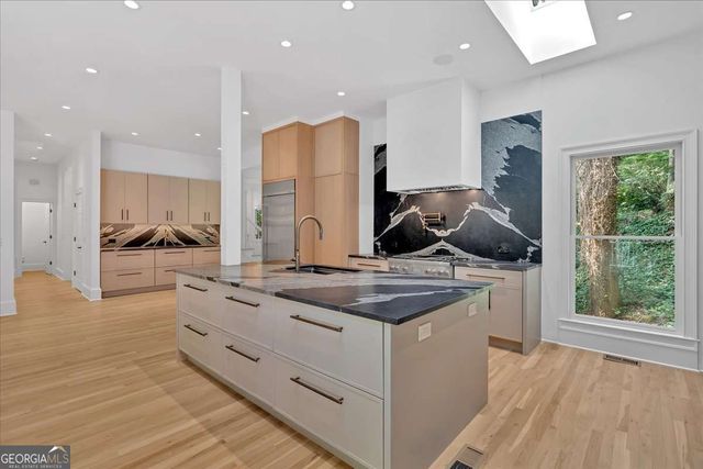 400 OLD IVY Road NE, Atlanta, GA 30342