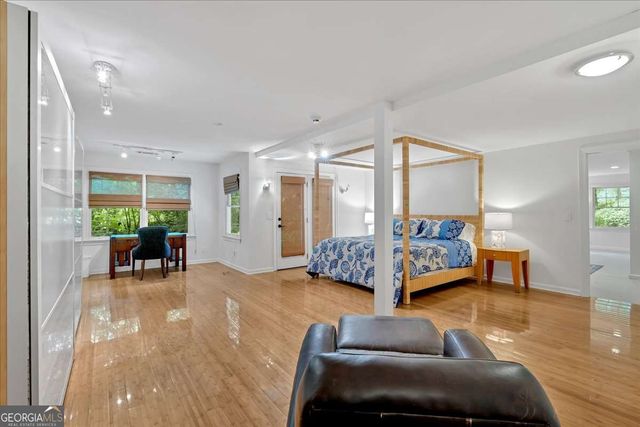 400 OLD IVY Road NE, Atlanta, GA 30342