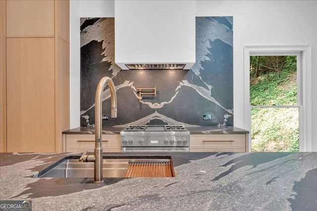 400 OLD IVY Road NE, Atlanta, GA 30342