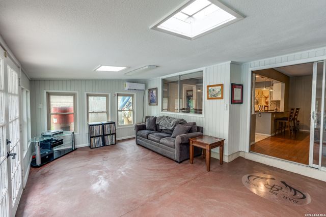 211 FORREST TRL, Universal City, TX 78148