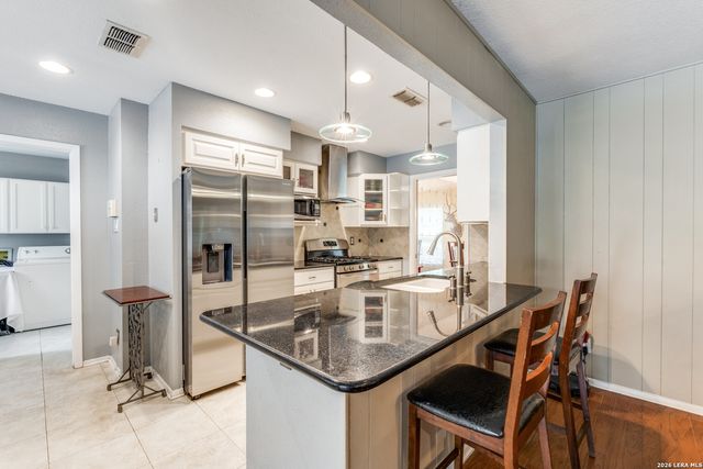 211 FORREST TRL, Universal City, TX 78148