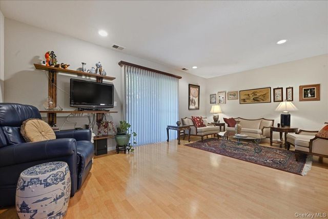 100 Daly Boulevard 2103, Oceanside, NY 11572