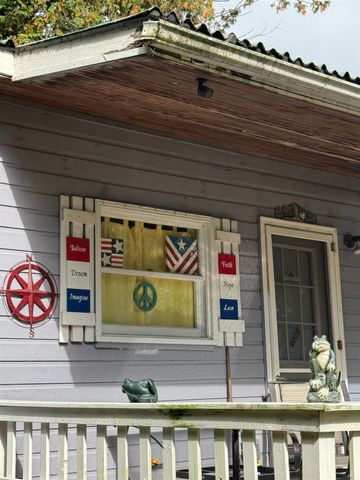 35 Hammond Shore Road, Franklin, VT 05457