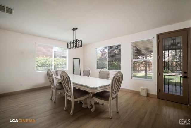 6107 Shasta Daisy Way, Bakersfield, CA 93311