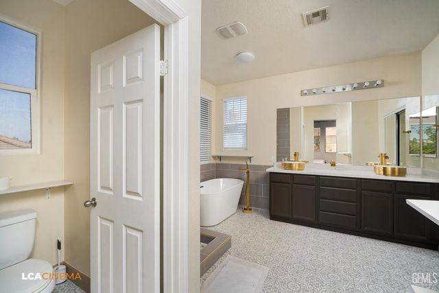 6107 Shasta Daisy Way, Bakersfield, CA 93311