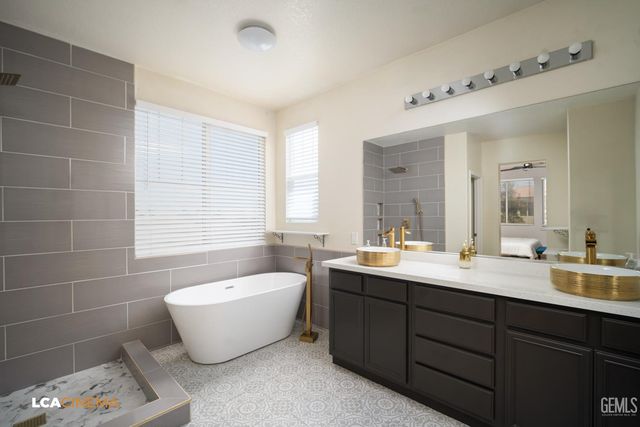 6107 Shasta Daisy Way, Bakersfield, CA 93311