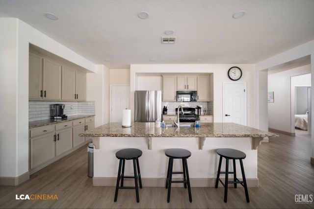 6107 Shasta Daisy Way, Bakersfield, CA 93311