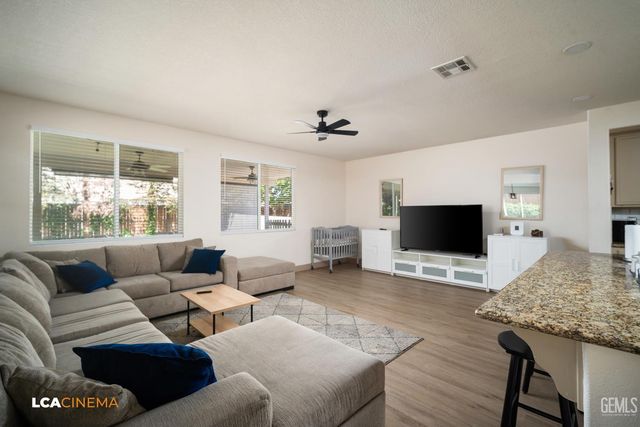 6107 Shasta Daisy Way, Bakersfield, CA 93311