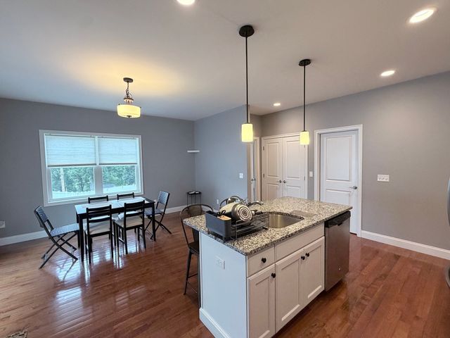 58 Oak St 58, Clinton, MA 01510
