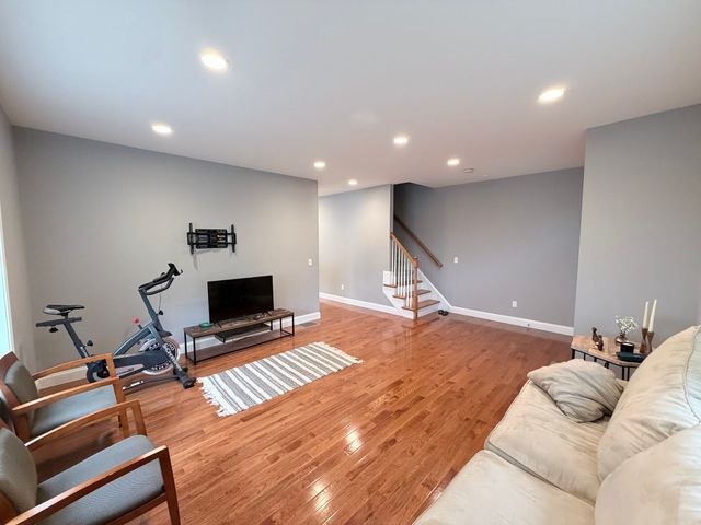 58 Oak St 58, Clinton, MA 01510