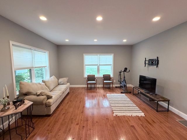 58 Oak St 58, Clinton, MA 01510