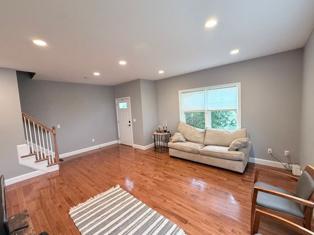 58 Oak St 58, Clinton, MA 01510