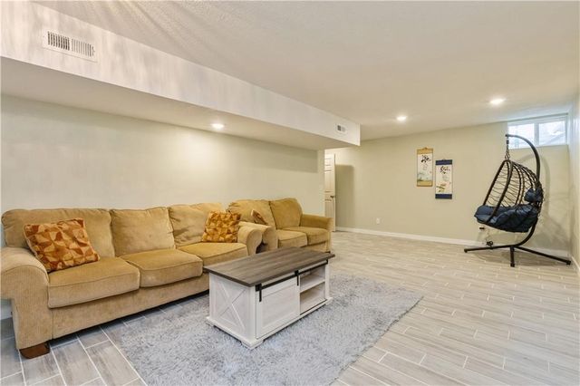917 35th Street SW, Bondurant, IA 50035