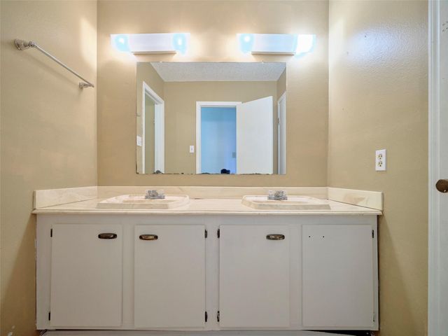9438 Cedar Point Circle, Houston, TX 77070