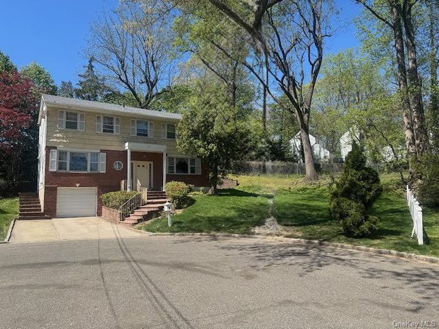 8 Pickwood Lane, Great Neck, NY 11024