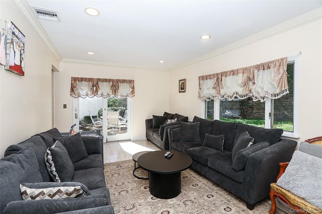 8 Pickwood Lane, Great Neck, NY 11024