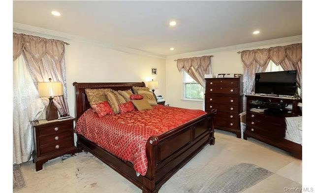 8 Pickwood Lane, Great Neck, NY 11024