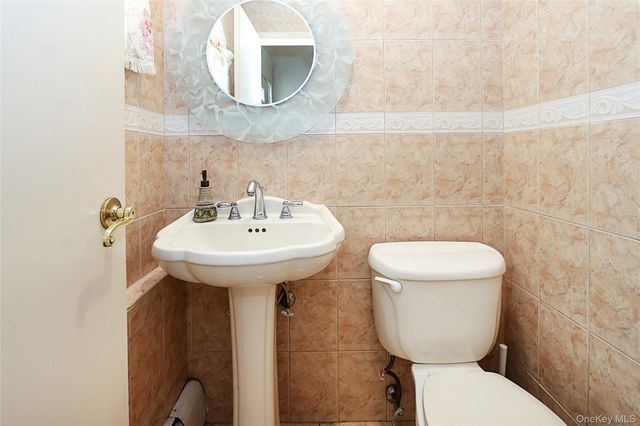 8 Pickwood Lane, Great Neck, NY 11024