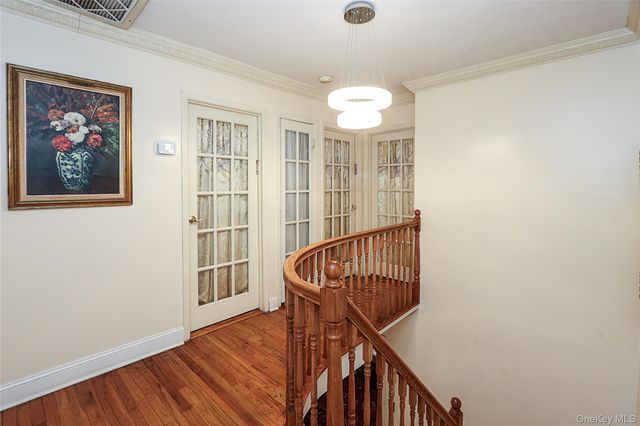 8 Pickwood Lane, Great Neck, NY 11024