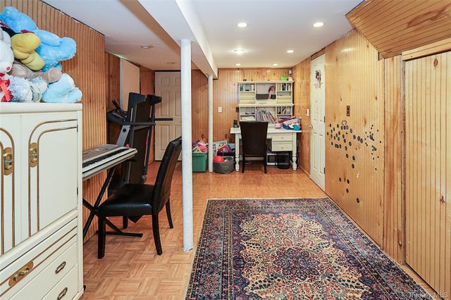 8 Pickwood Lane, Great Neck, NY 11024