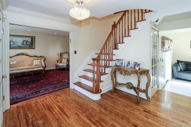 8 Pickwood Lane, Great Neck, NY 11024