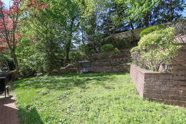 8 Pickwood Lane, Great Neck, NY 11024