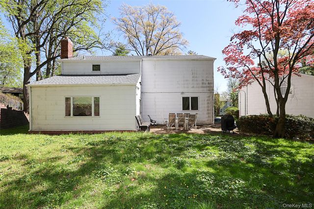 8 Pickwood Lane, Great Neck, NY 11024